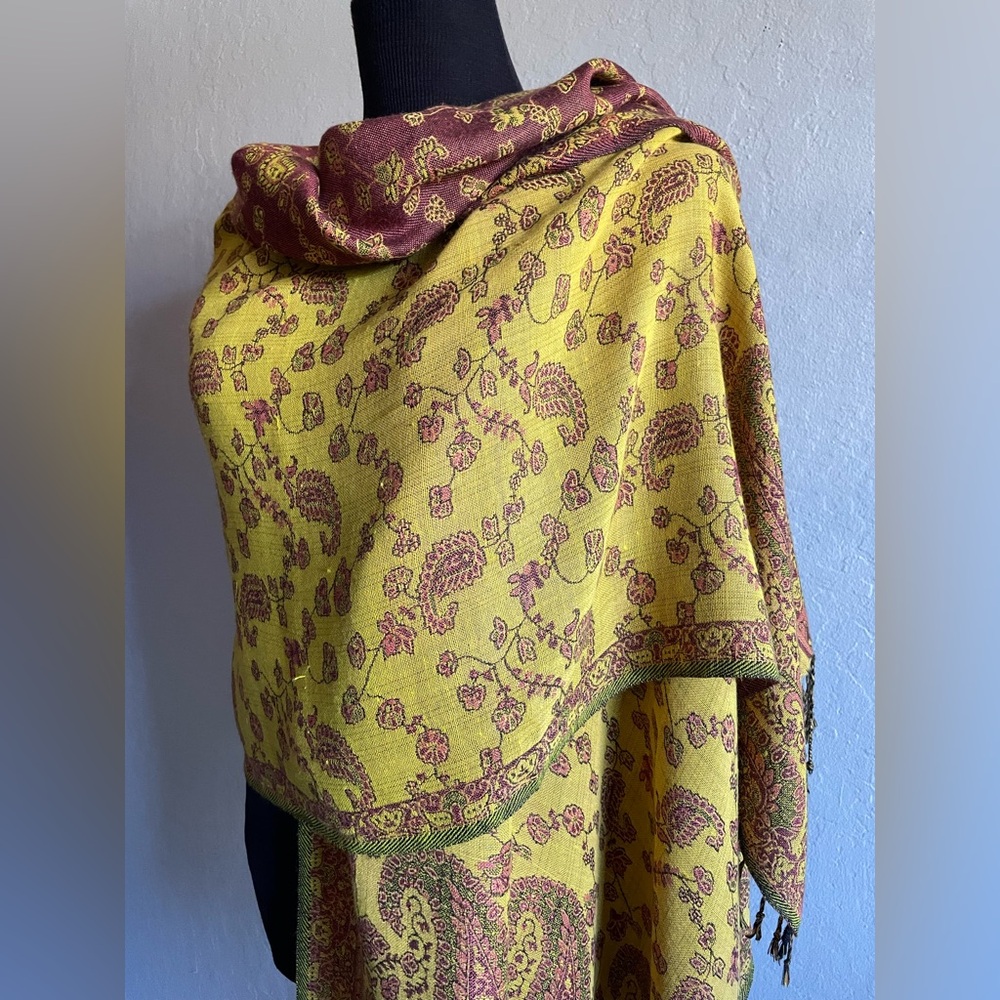 Soft Yellow and Brown Paisley Shawl - Picture 3 of 6